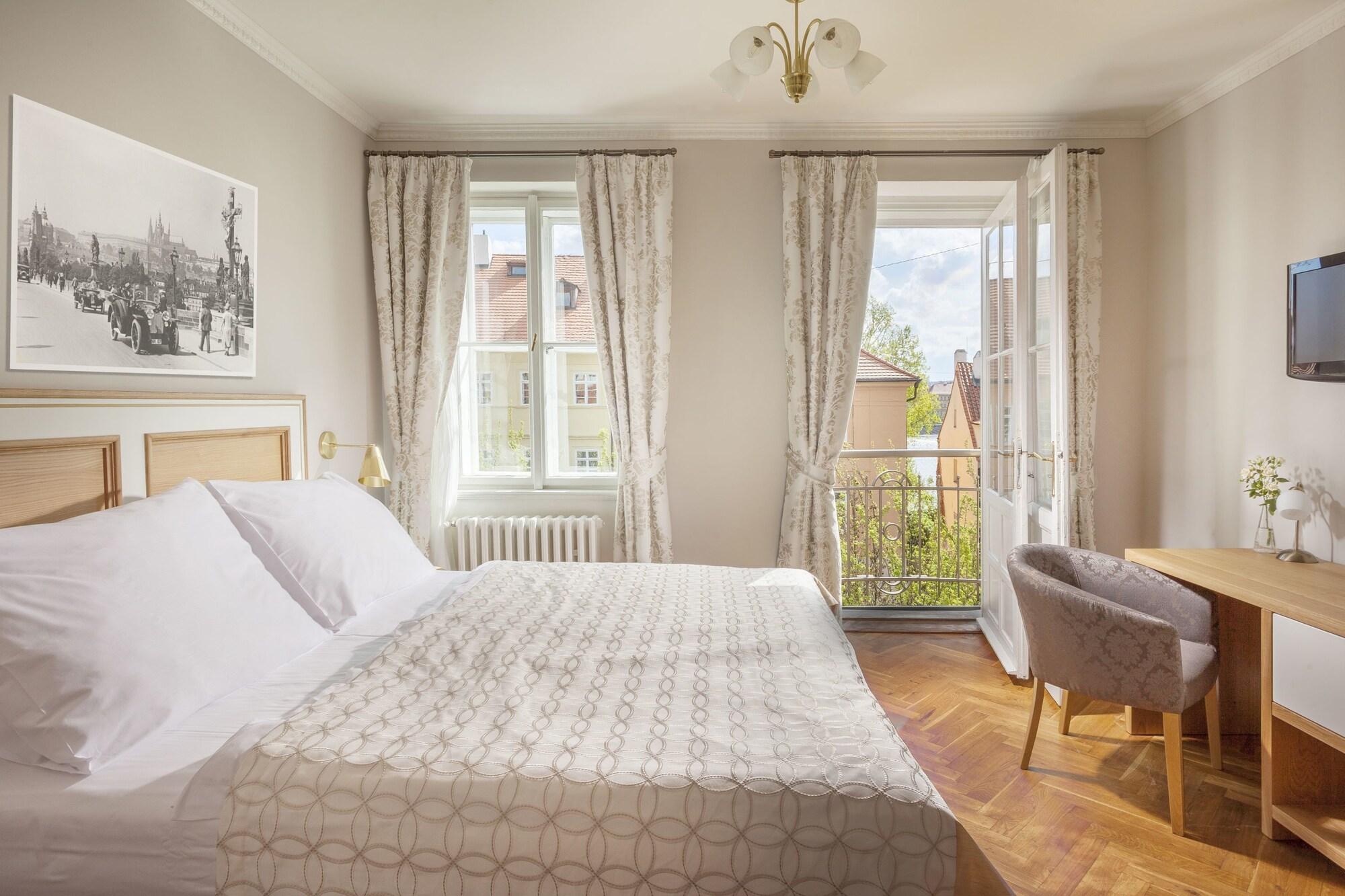 Hotel At The Golden Scissors Prag Exterior foto