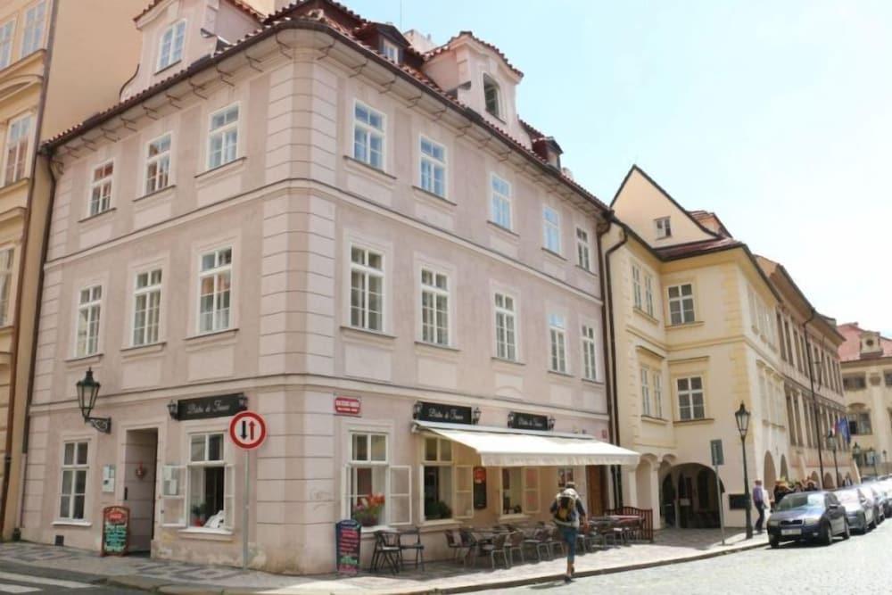 Hotel At The Golden Scissors Prag Exterior foto