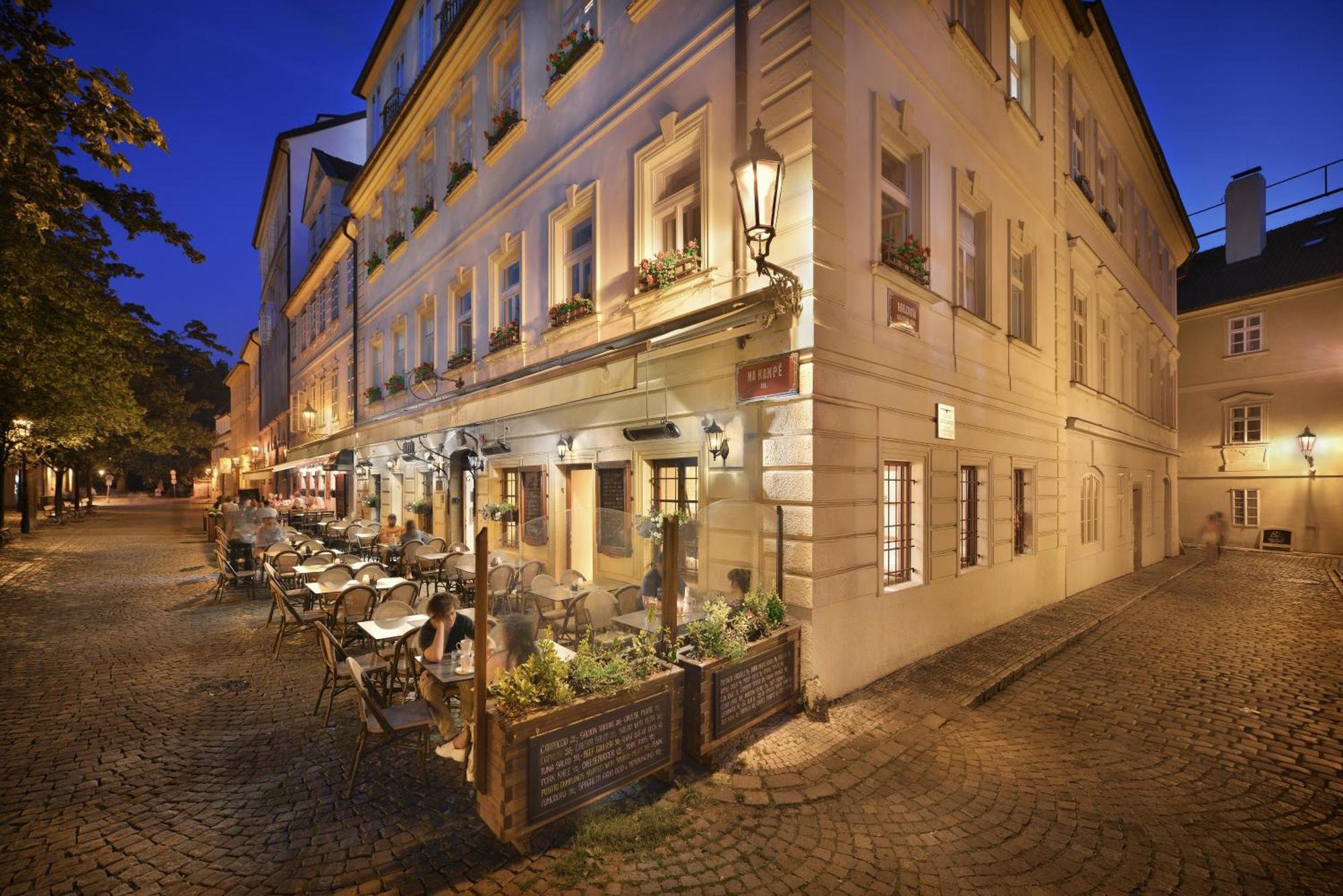 Hotel At The Golden Scissors Prag Exterior foto