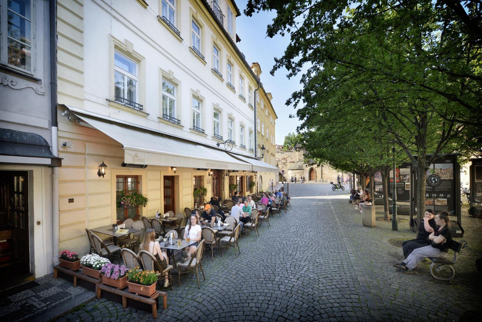 Hotel At The Golden Scissors Prag Exterior foto
