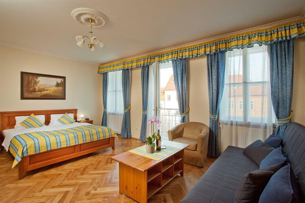 Hotel At The Golden Scissors Prag Exterior foto