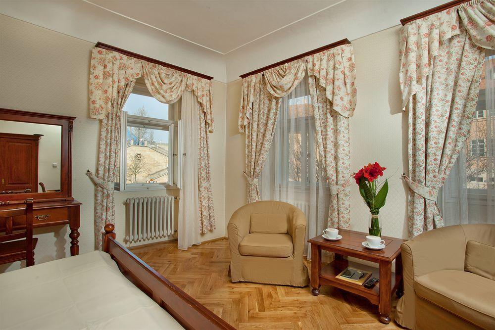 Hotel At The Golden Scissors Prag Exterior foto