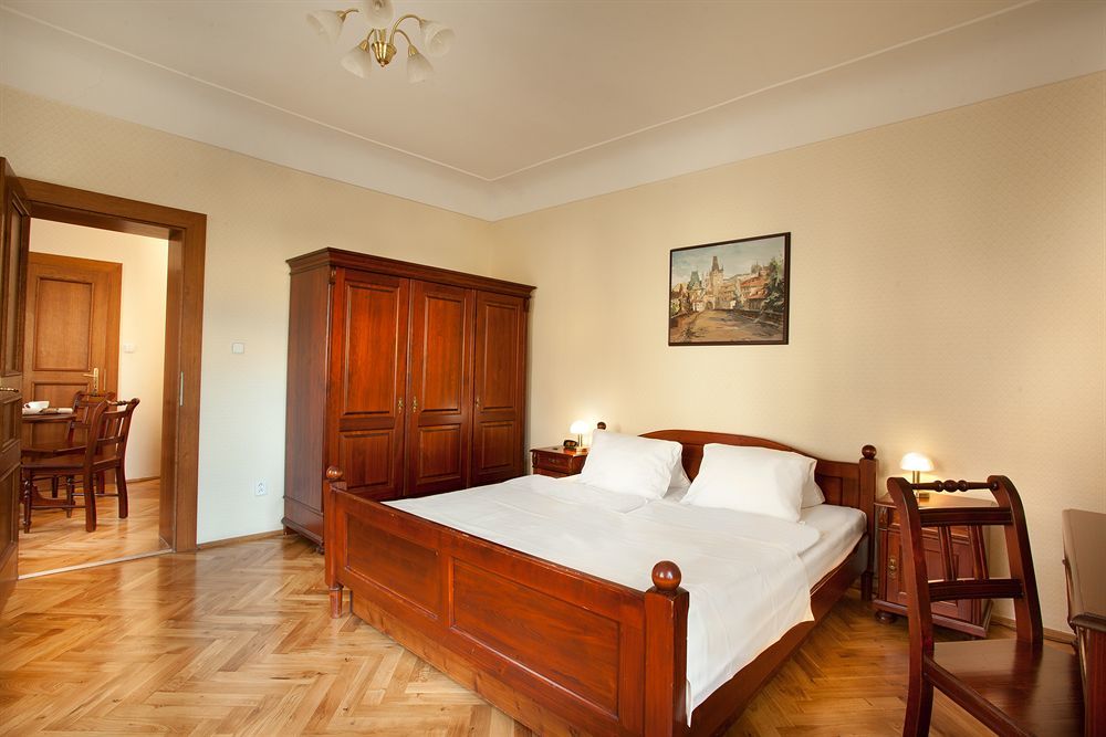 Hotel At The Golden Scissors Prag Exterior foto