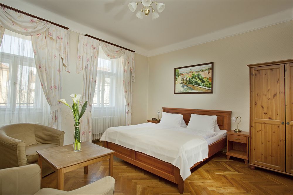 Hotel At The Golden Scissors Prag Exterior foto