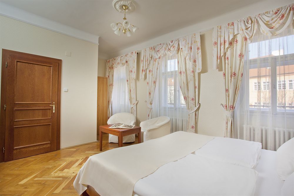 Hotel At The Golden Scissors Prag Exterior foto