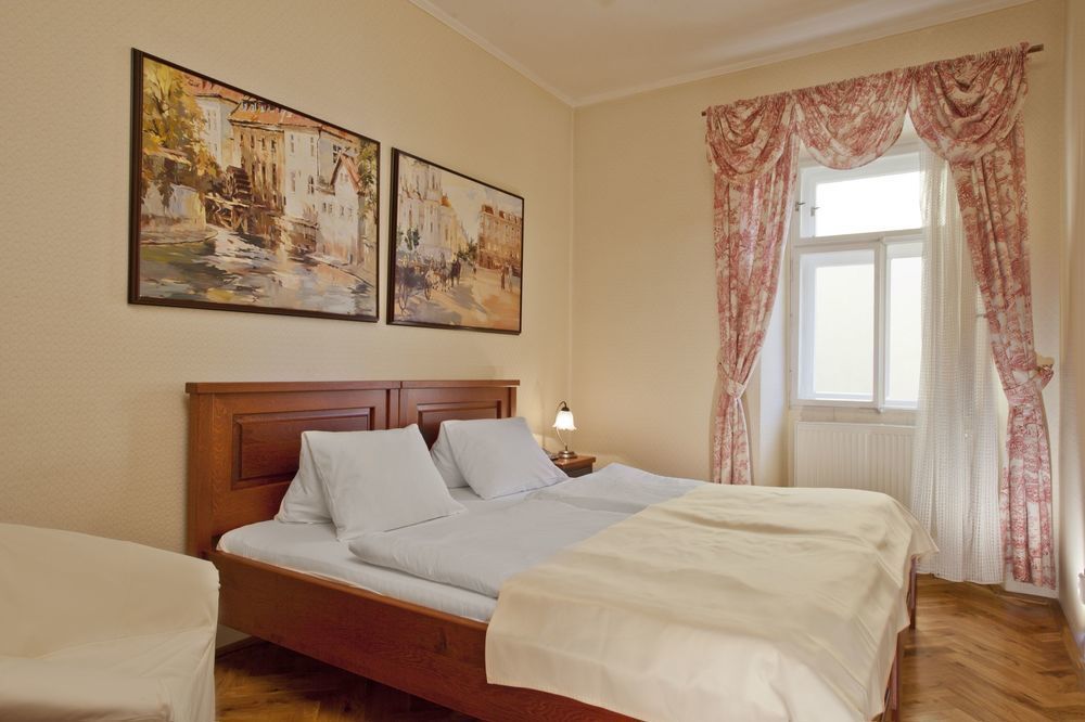 Hotel At The Golden Scissors Prag Exterior foto