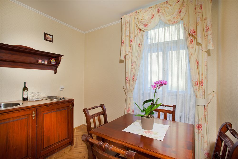 Hotel At The Golden Scissors Prag Exterior foto