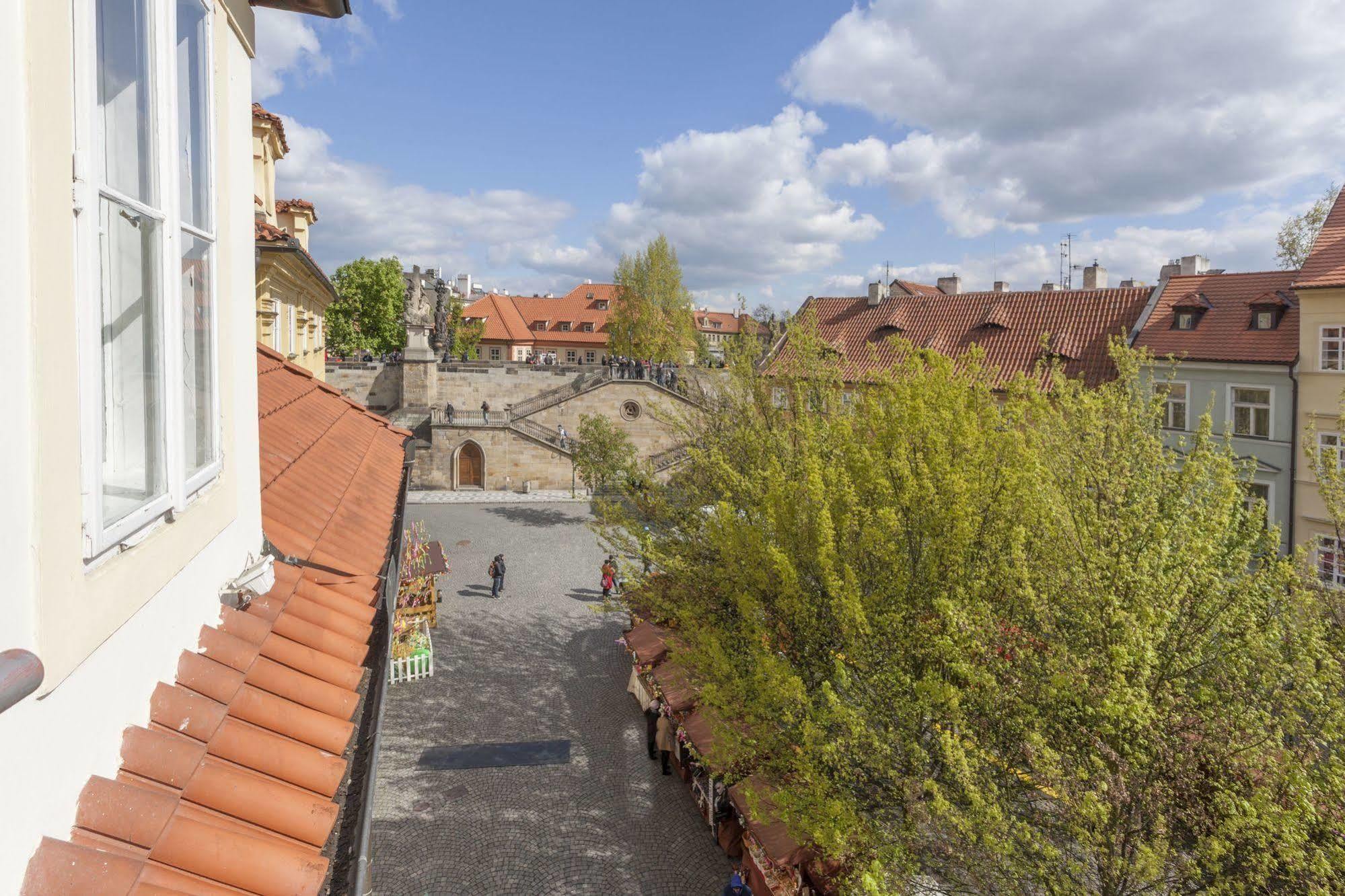 Hotel At The Golden Scissors Prag Exterior foto
