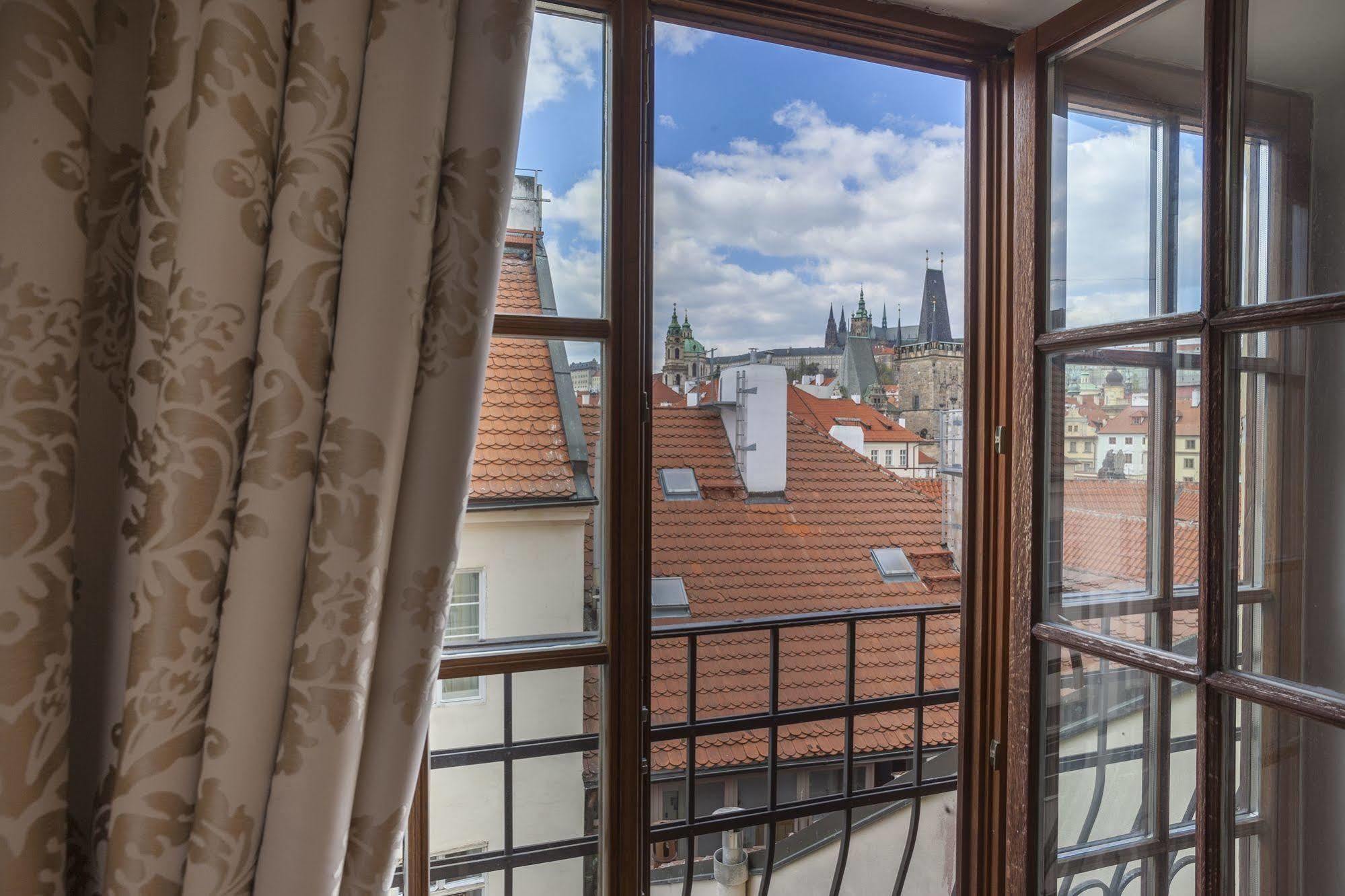 Hotel At The Golden Scissors Prag Exterior foto