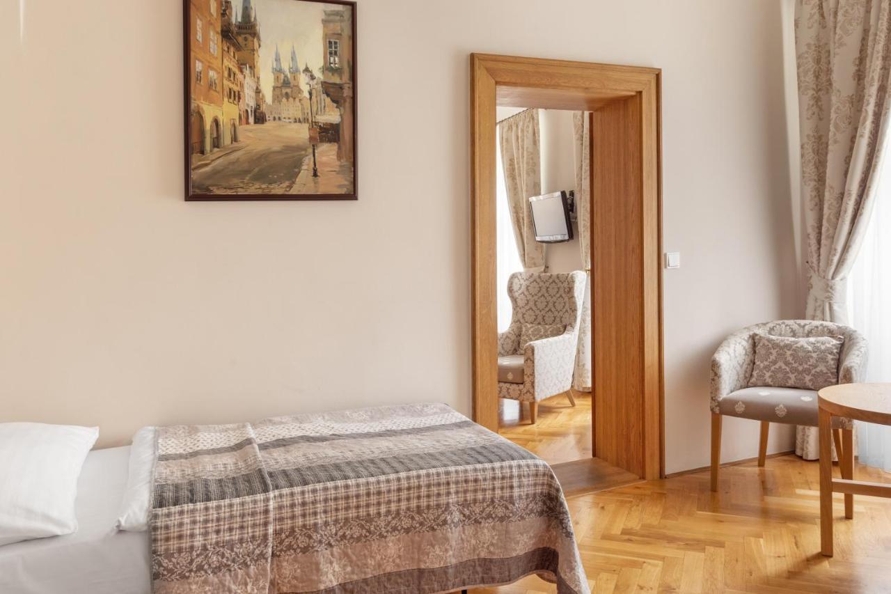 Hotel At The Golden Scissors Prag Exterior foto