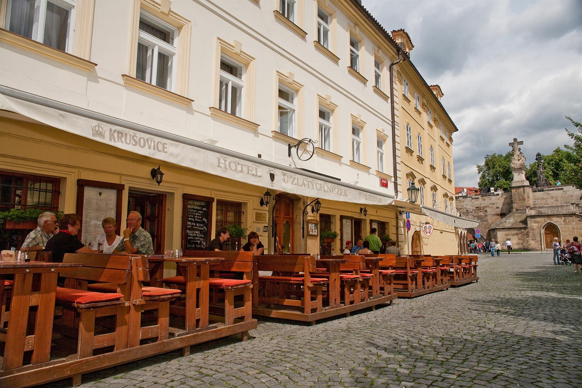 Hotel At The Golden Scissors Prag Exterior foto